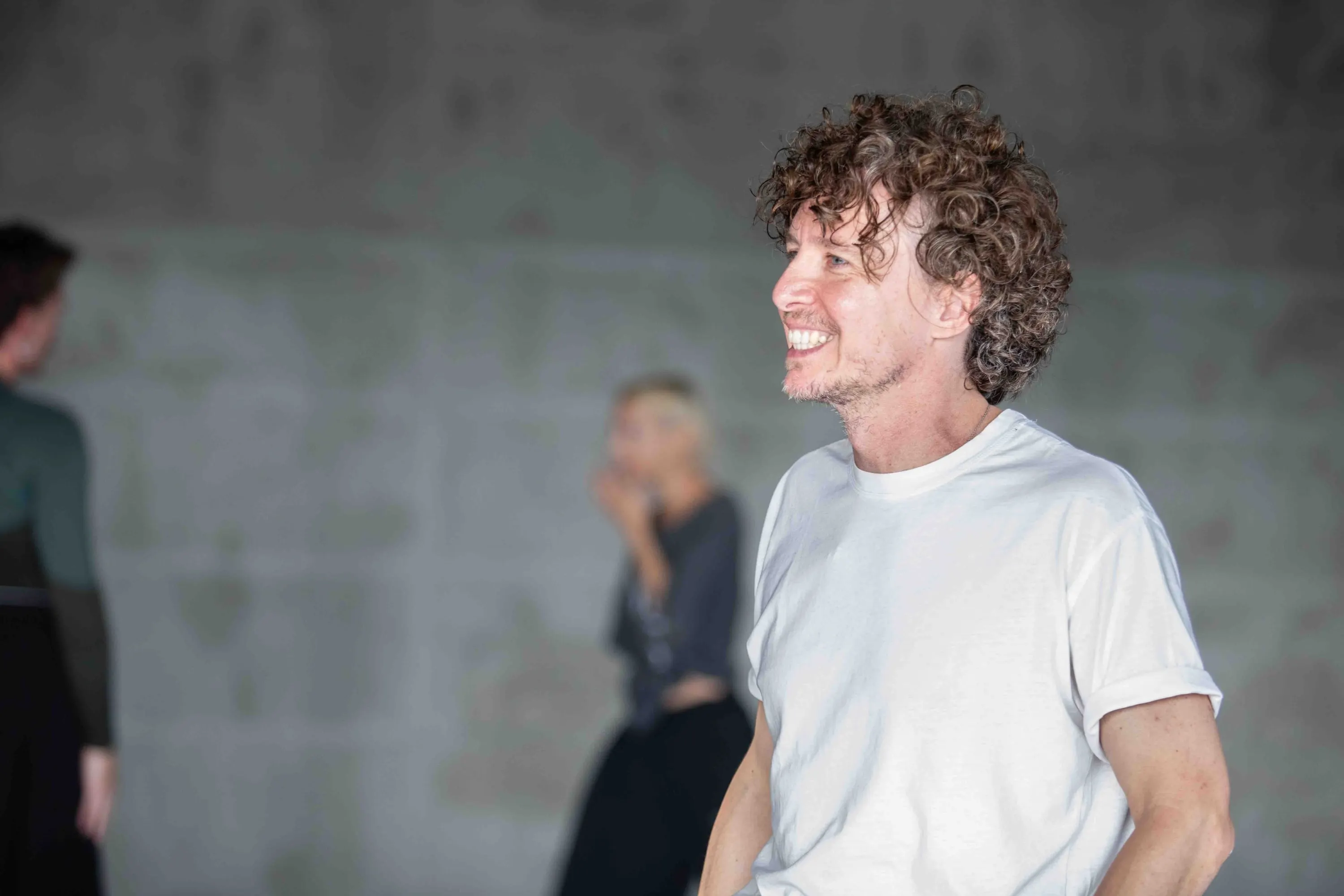 Un coreografo sorride in sala prove