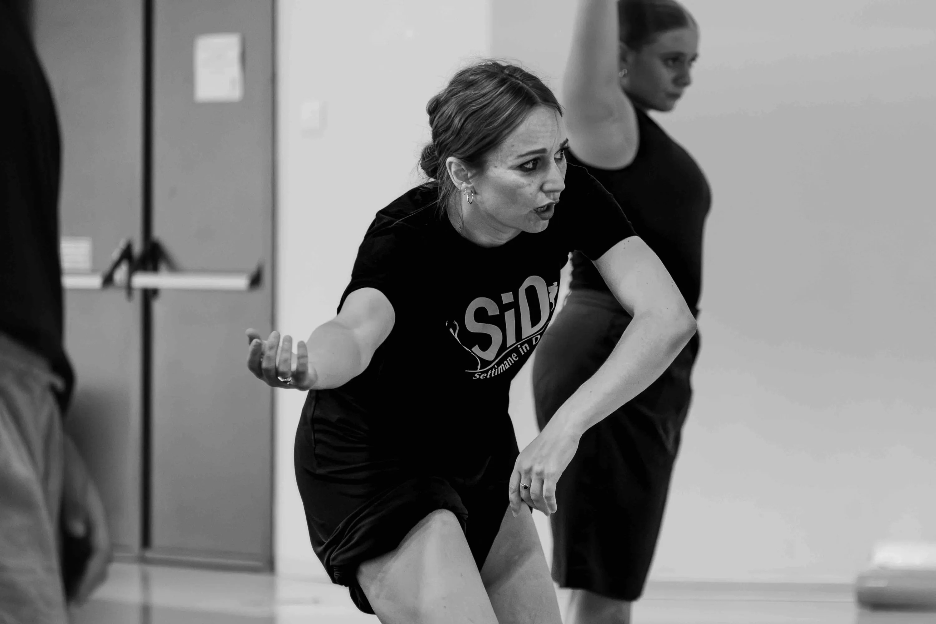 L'insegnante danza davanti agli allievi