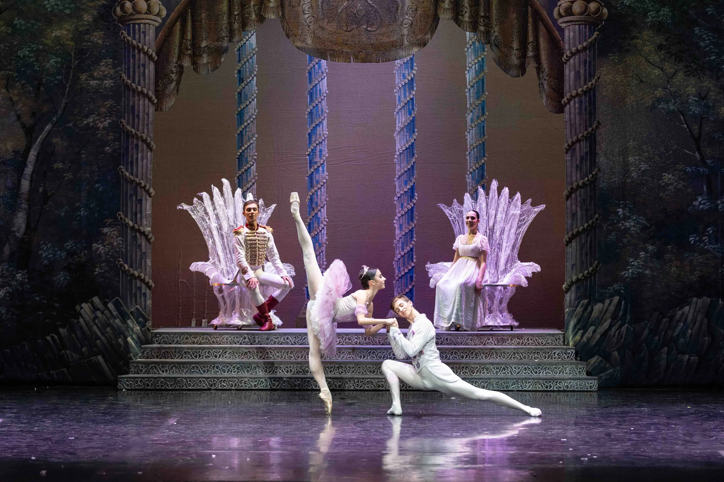 Il passo a due finale davanti ai troni, ballerina in rosa