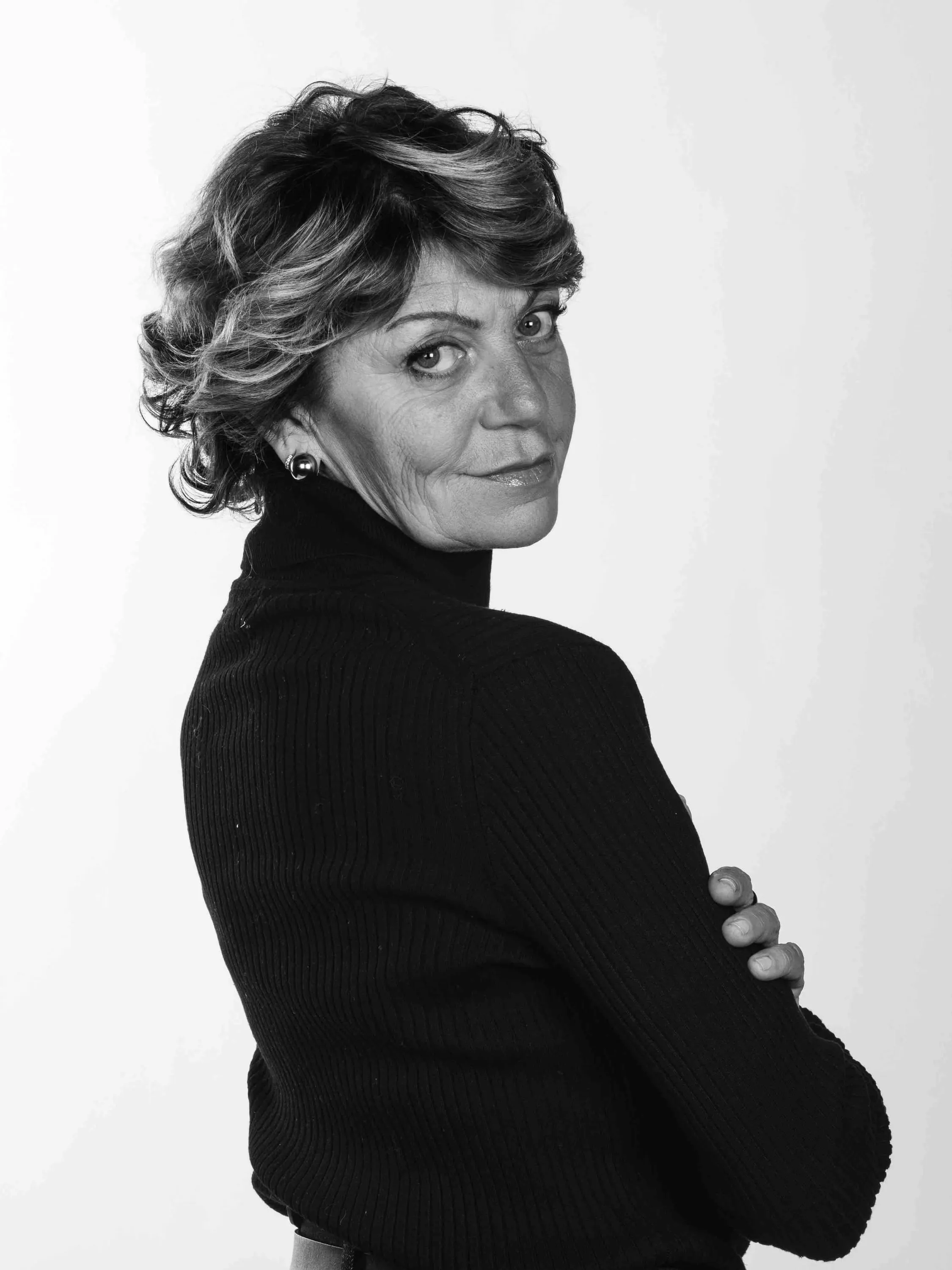 Ritratto in bianco e nero della truccatrice che guarda da sopra la spalla