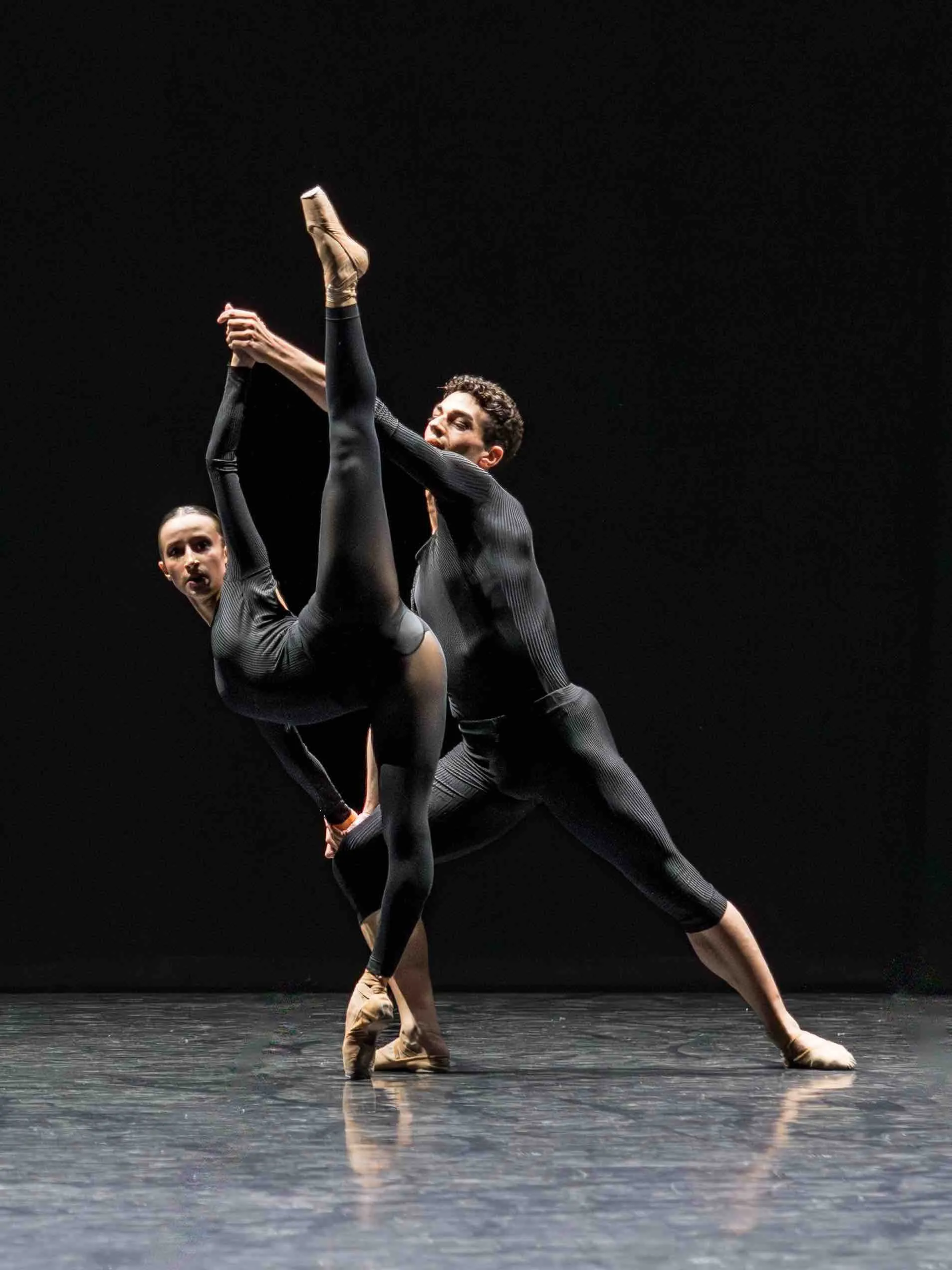 Un ballerino sostiene la ballerina mentre lei alza una gamba in verticale